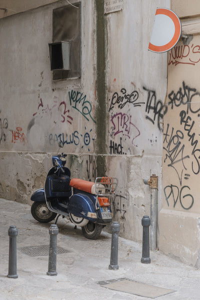 #139 Fotografia . lambreta sobre beco . Ezequiele Panizzi